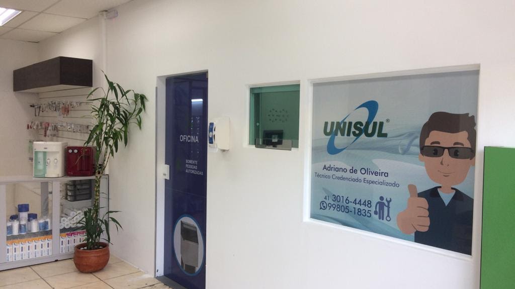 Interior da loja Unisul Refrigeração com entrada da oficina e peças e filtros expostos