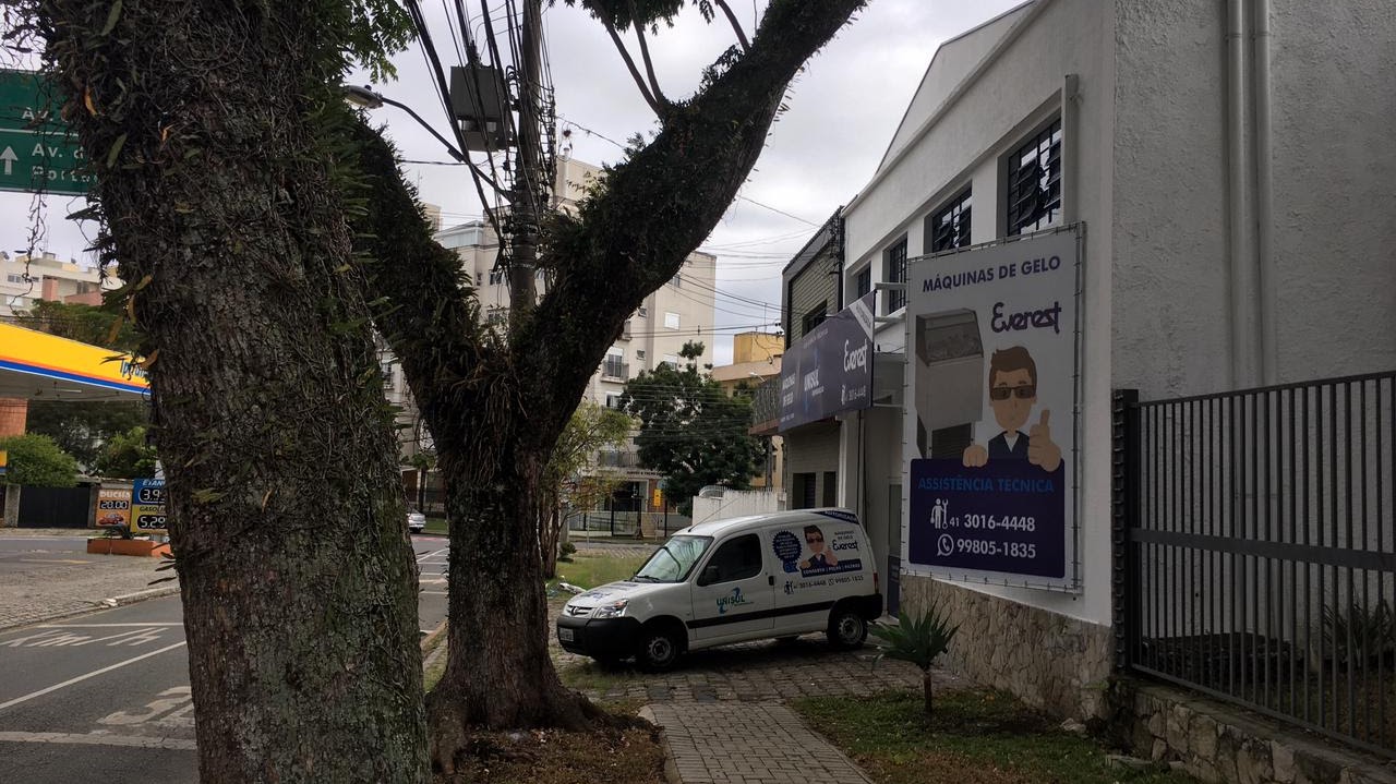Vista lateral da fachada da Unisul Refrigeração, assistência técnica de máquinas de gelo Everest