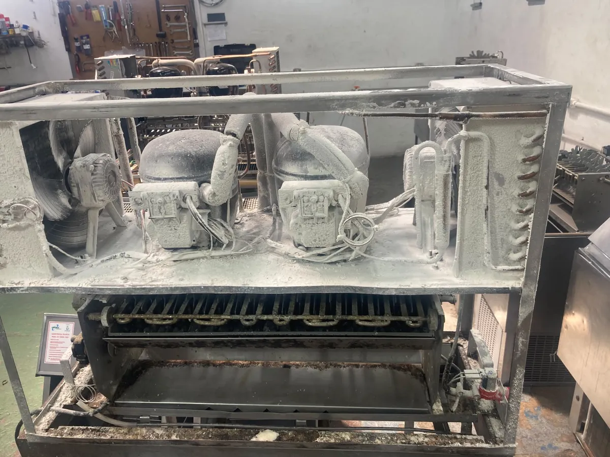Máquina de gelo Everest antes da higienização, com sujeira e incrustação
