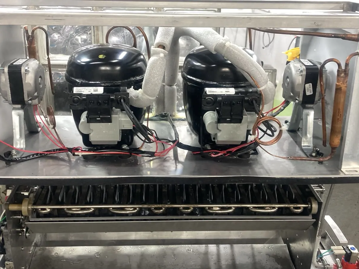 A mesma máquina de gelo Everest depois da higienização, limpa